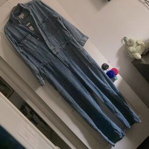 NWT UNIVERSAL THRED JUMPER WITH LONG SLEEVES